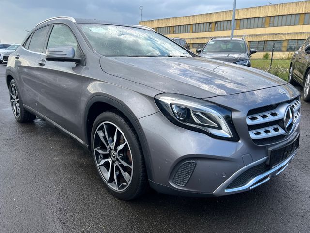 Mercedes-Benz GLA 200 Urban Panorama LED Kamera Navi